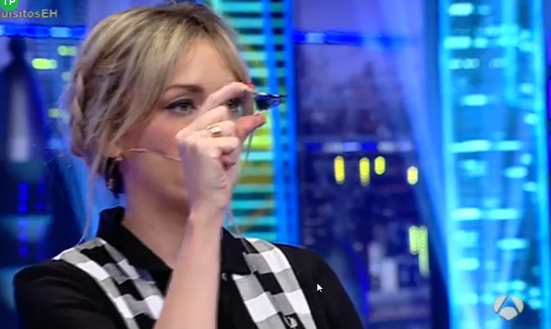 ana-simon-el-hormiguero-con-pinza-negra