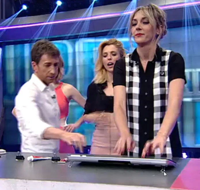 patas-teclado-arregladas-con-pinza-sujetapapeles-ana-simon-hormiguero