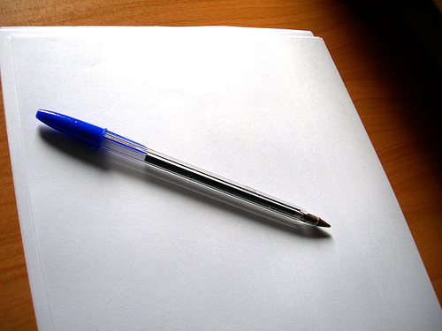 Un buen inicio un boli bic azul y un folio en blanco